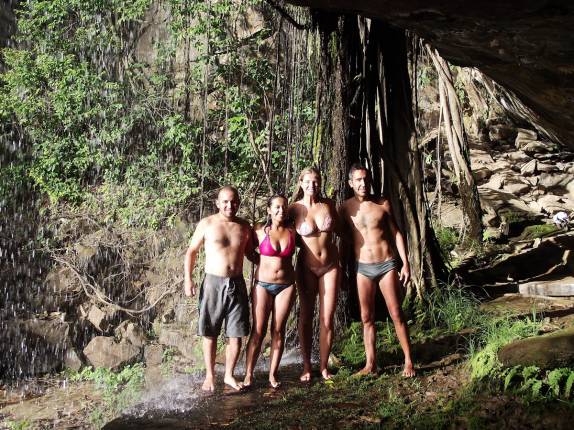 Com os chielenos Pablo e Andrea, na Cachoeira do Frade, em Ubajara - CE (foto de America Sin Fronteras)
